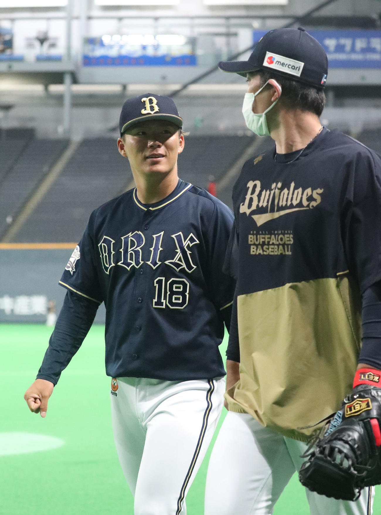 練習を終え笑顔で引き揚げるオリックス山本由伸（撮影・佐藤翔太）