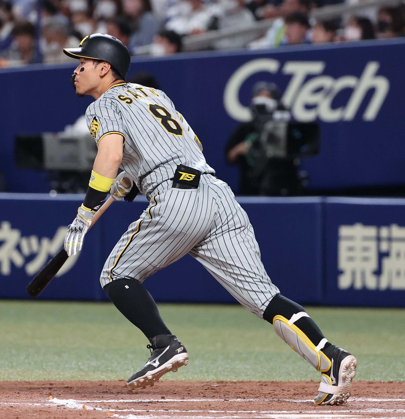 中日対阪神　8回表阪神1死、佐藤輝は中越え二塁打を放つ（撮影・上田博志）
