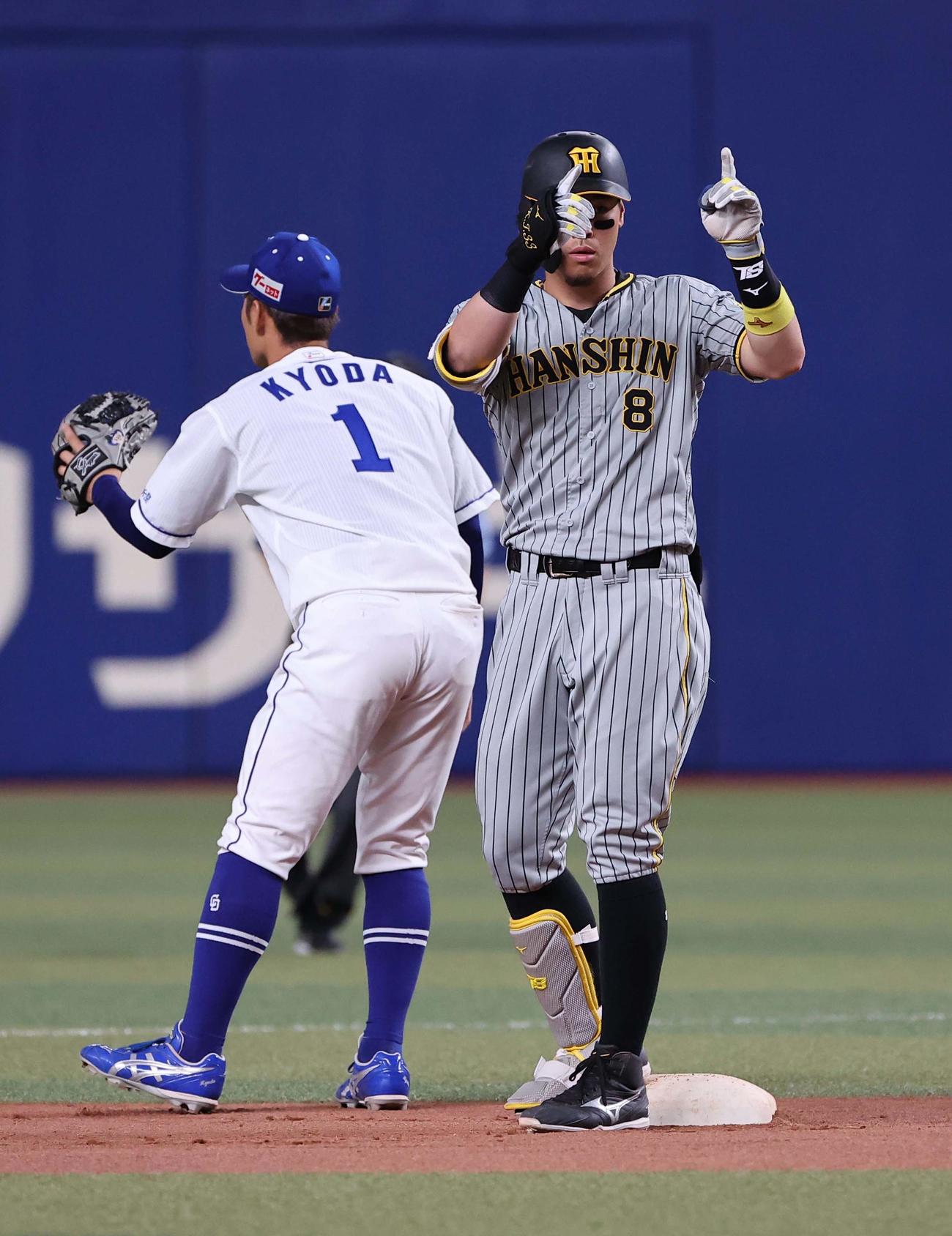 中日対阪神　8回表阪神1死、佐藤輝は中越え二塁打を放ちポーズを決める（撮影・上田博志）