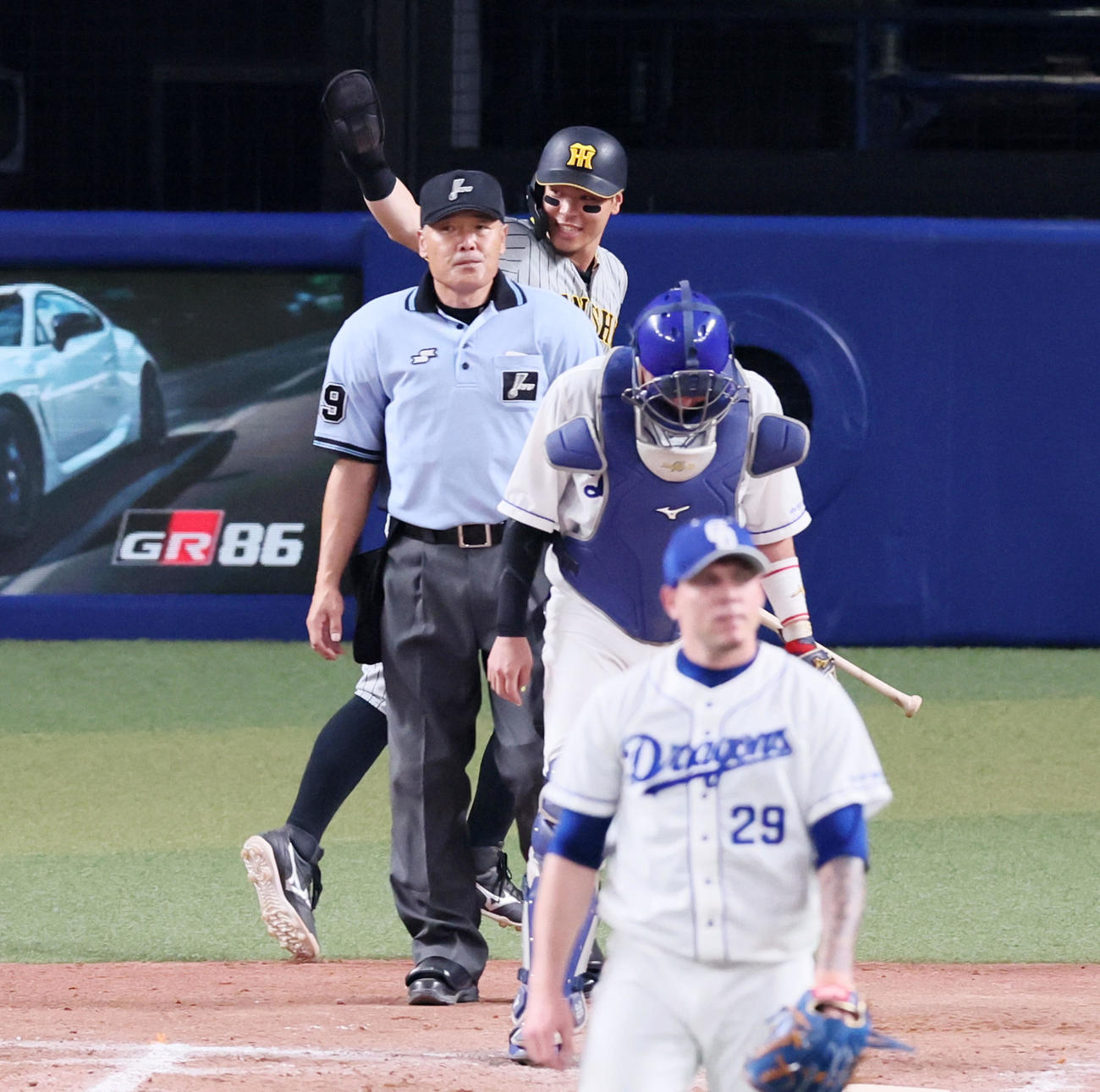 中日対阪神　8回表阪神2死三塁、三塁走者佐藤輝は糸原の中前適時打で生還し笑顔を見せる（撮影・加藤哉）