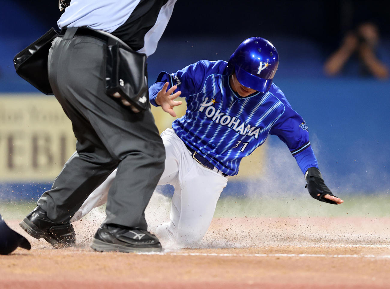 ヤクルト対DeNA 9回表DeNA1死三塁、ヤクルトオスナの野選で三走の柴田が生還（撮影・鈴木正人）