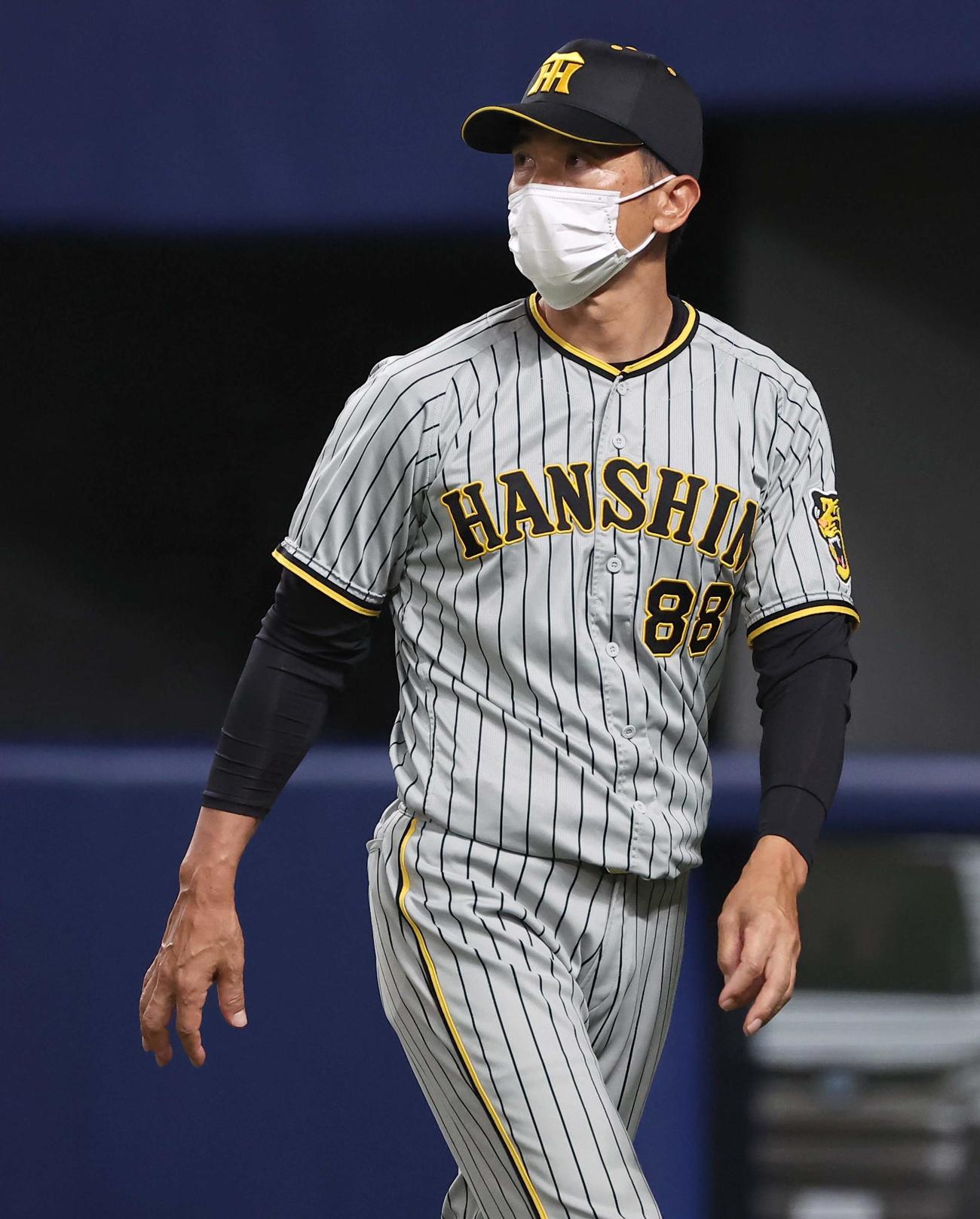 中日対阪神　選手交代を告げる矢野監督（撮影・上田博志）