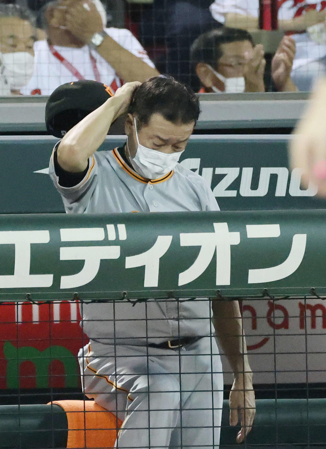 広島対巨人　8回表巨人2死一、二塁、連続三振でガックリの原監督（撮影・加藤孝規）