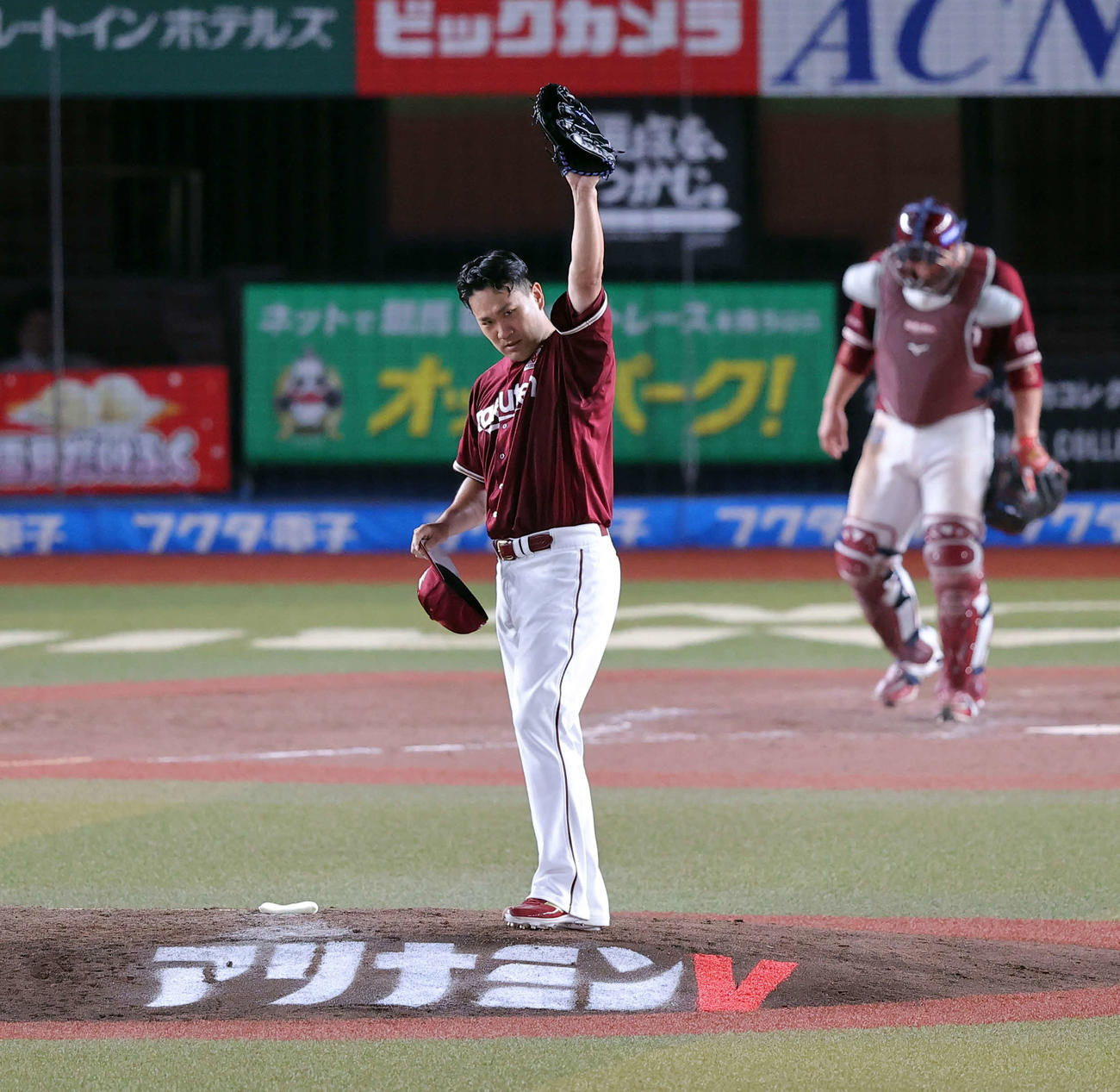 ロッテ対楽天　5回裏ロッテ無死、小川を中飛に仕留めた田中将はグラブを突き上げる（撮影・浅見桂子）