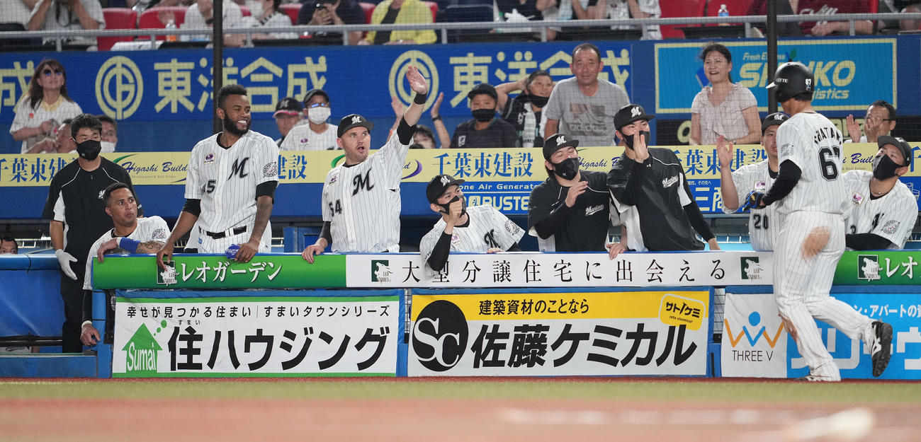ロッテ対楽天　8回裏ロッテ2死三塁、荻野の右前適時打で生還した茶谷（右手前）を迎える佐々木朗（中央）（撮影・鈴木みどり）
