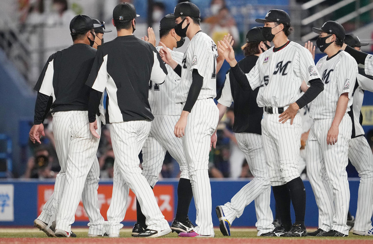 ロッテ対楽天　楽天に勝利し、ナインを迎えるロッテ佐々木朗（中央）（撮影・鈴木みどり）