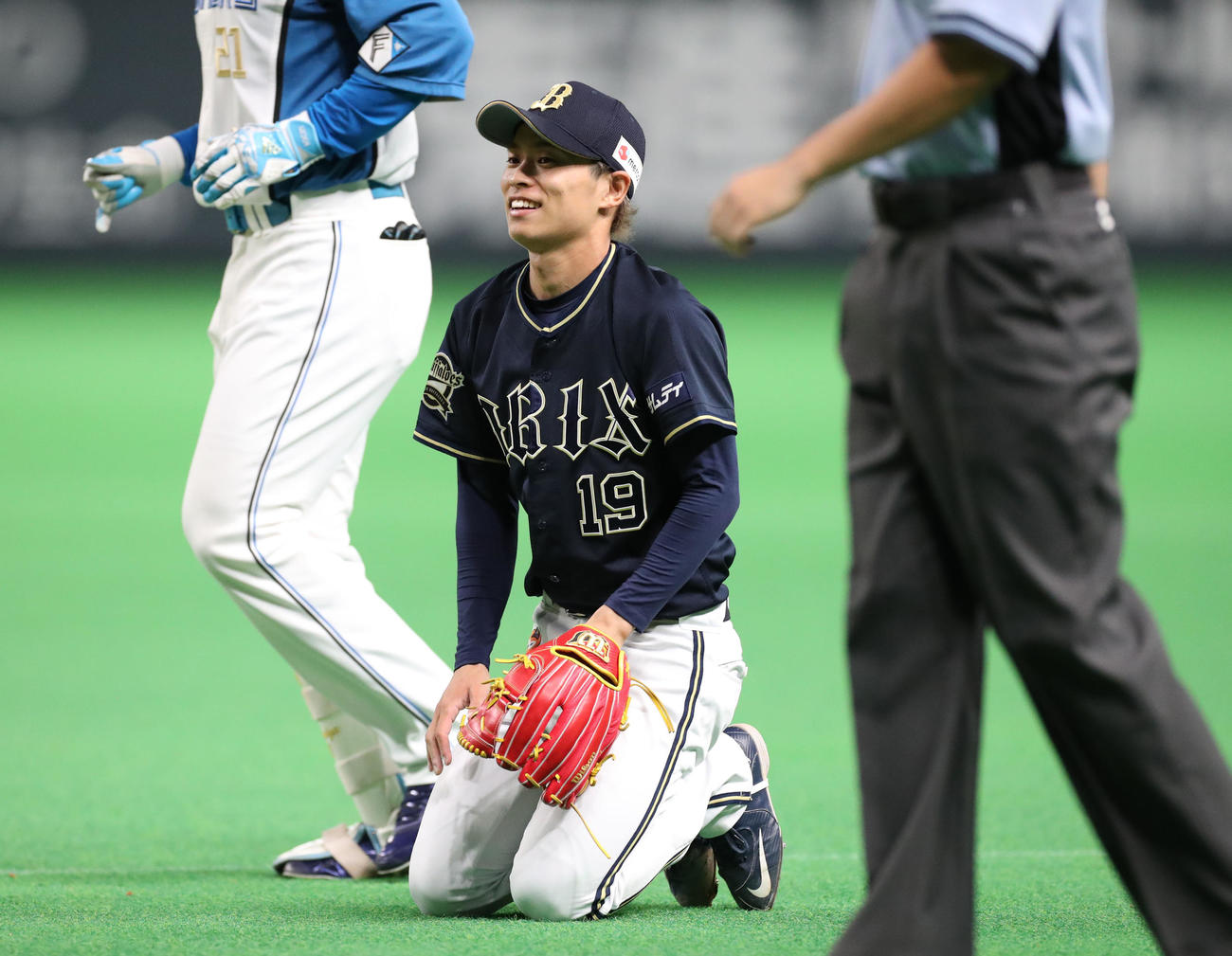日本ハム対オリックス　4回裏日本ハム2死三塁、一塁ベースカバーに入るも宜保の悪送球で追加点を許し悔しがる山岡（撮影・佐藤翔太）