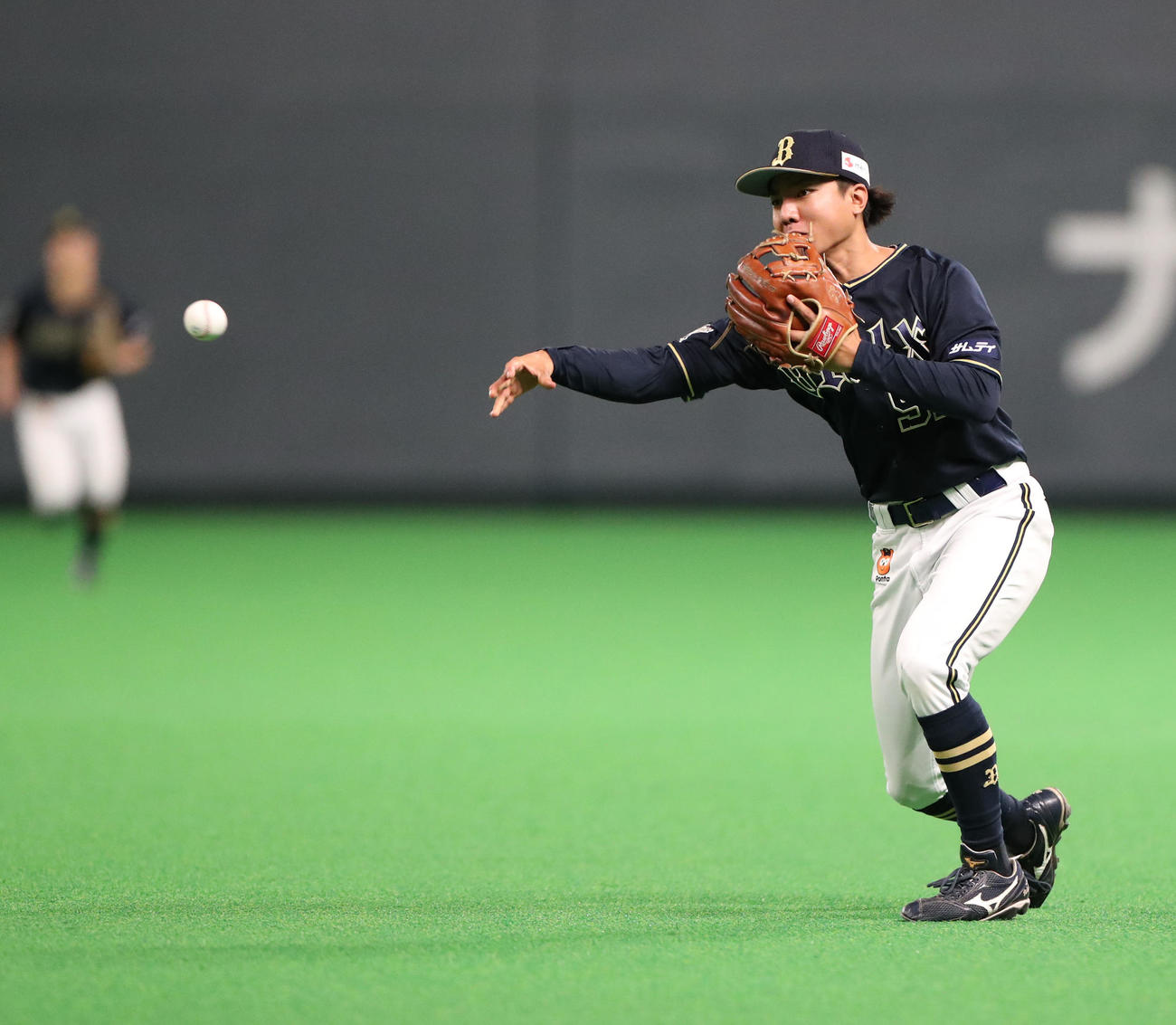 日本ハム対オリックス　4回裏日本ハム2死三塁、清宮の打球を捕球後、一塁に悪送球する宜保（撮影・佐藤翔太）