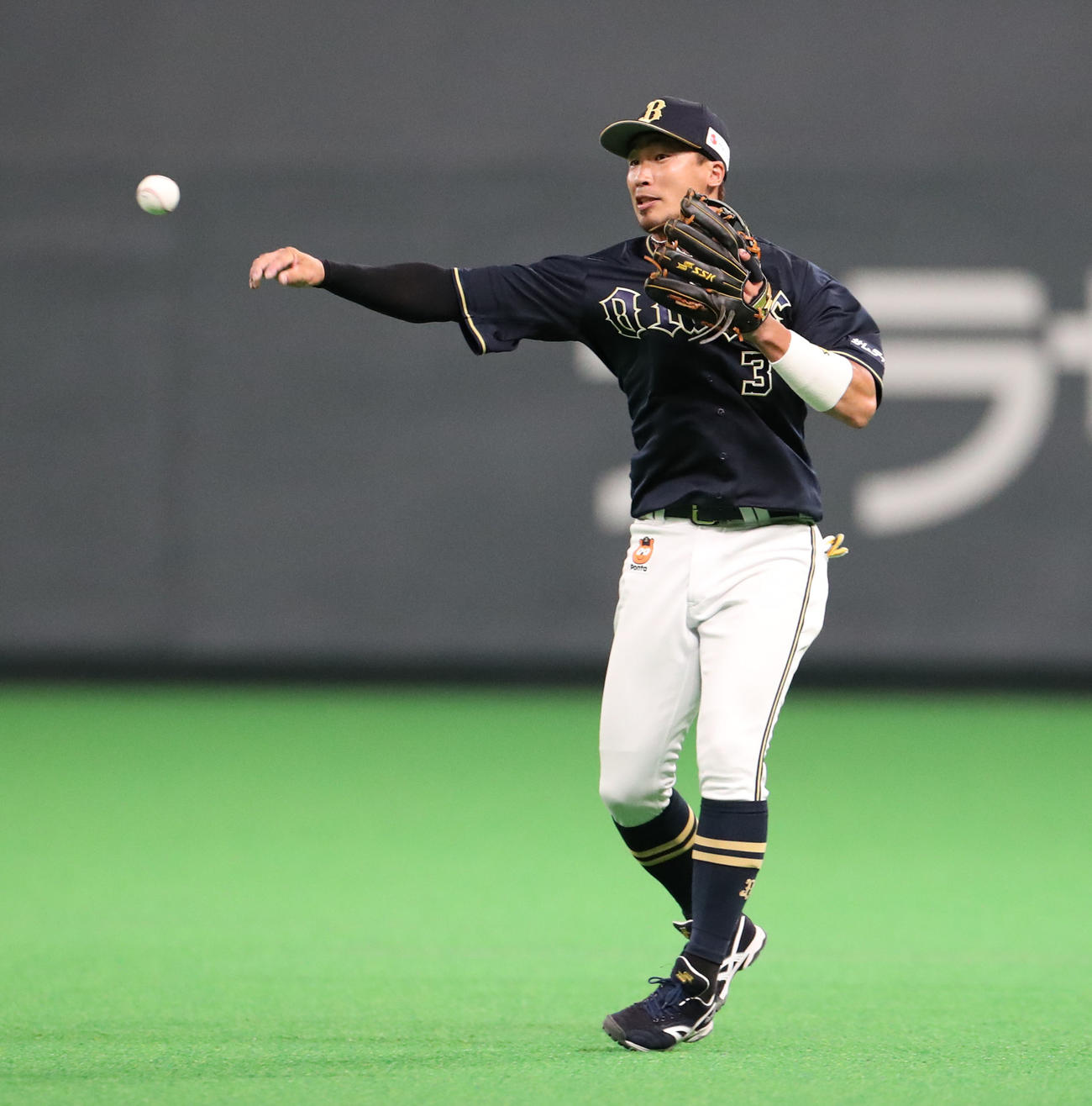 日本ハム対オリックス　2回裏日本ハム1死、近藤の打球を捕球後、一塁に悪送球する安達（撮影・佐藤翔太）
