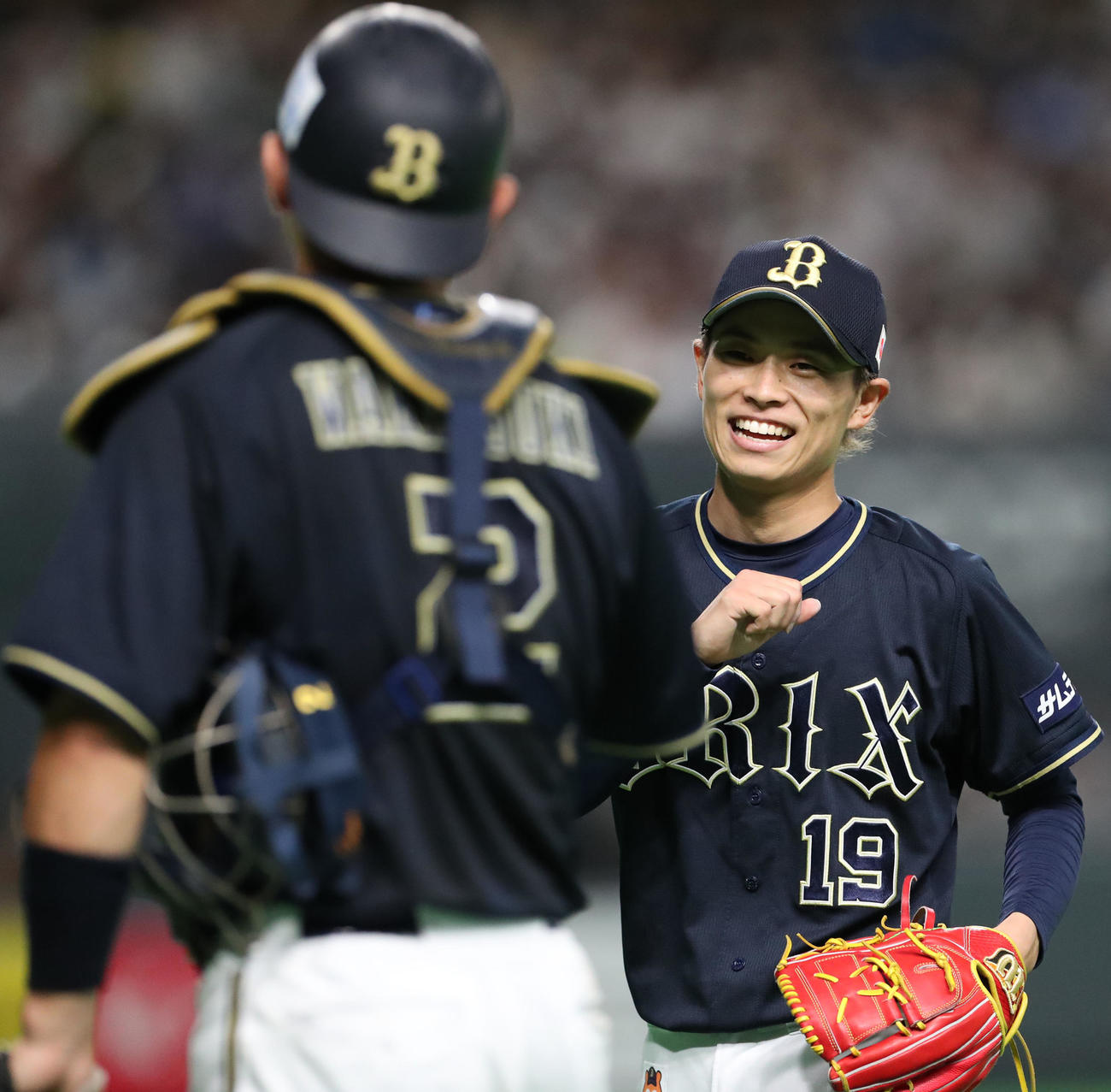 日本ハム対オリックス　6回裏を無失点に抑え笑顔でベンチに戻る山岡（撮影・佐藤翔太）