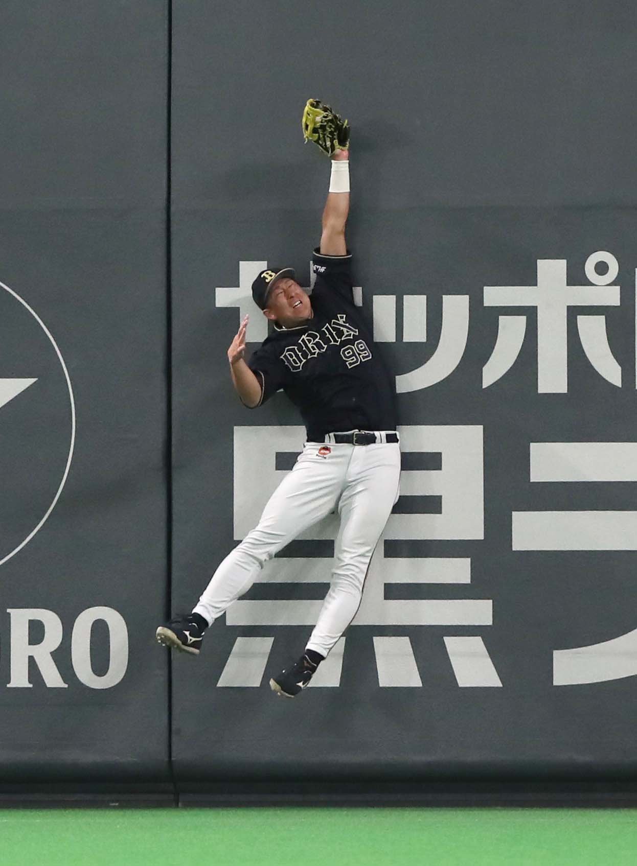 日本ハム対オリックス　2回裏日本ハム1死一塁、清宮の打球をジャンピングキャッチする杉本（撮影・黒川智章）