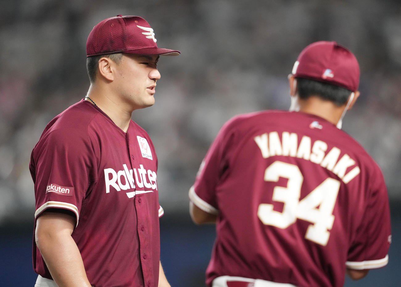 ロッテ対楽天　6回裏途中で降板する楽天田中将（左）（撮影・鈴木みどり）