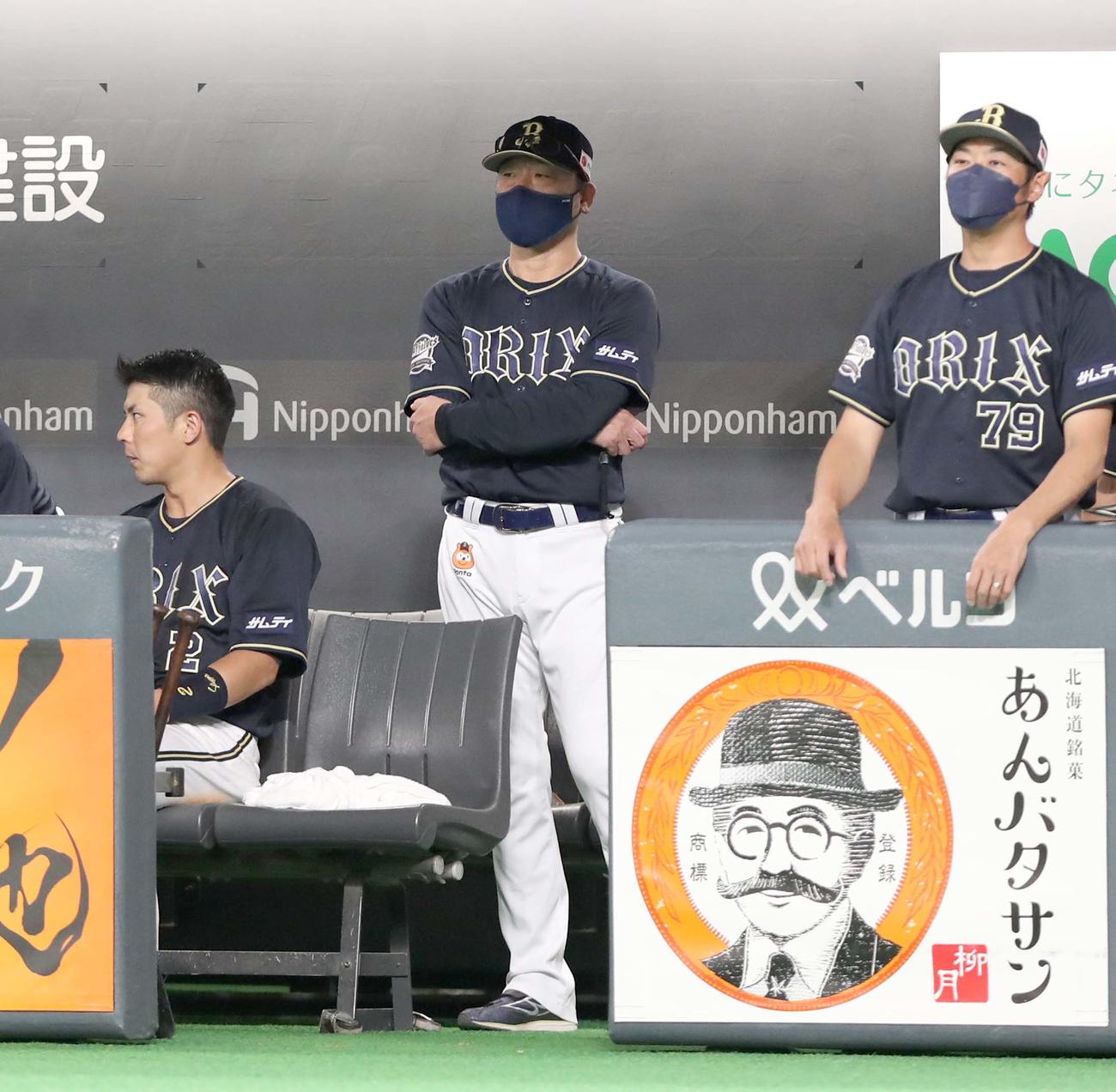 日本ハム対オリックス　ベンチで渋い表情の中嶋監督（中央）（撮影・黒川智章）