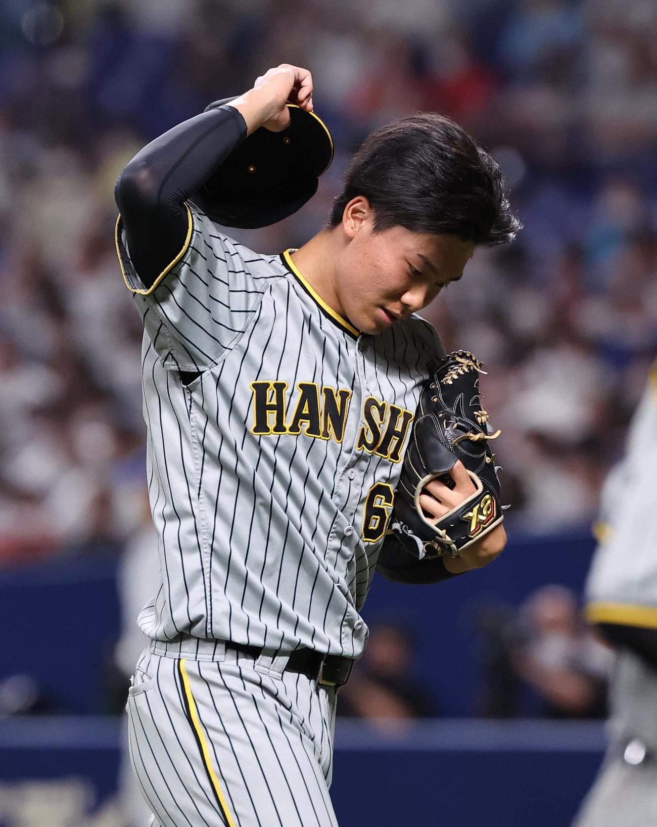 中日対阪神　8回、アリエル・マルティネスに勝ち越し2点本塁打を浴びた湯浅京己は悔しそうな表情でベンチに引き揚げる（撮影・上田博志）