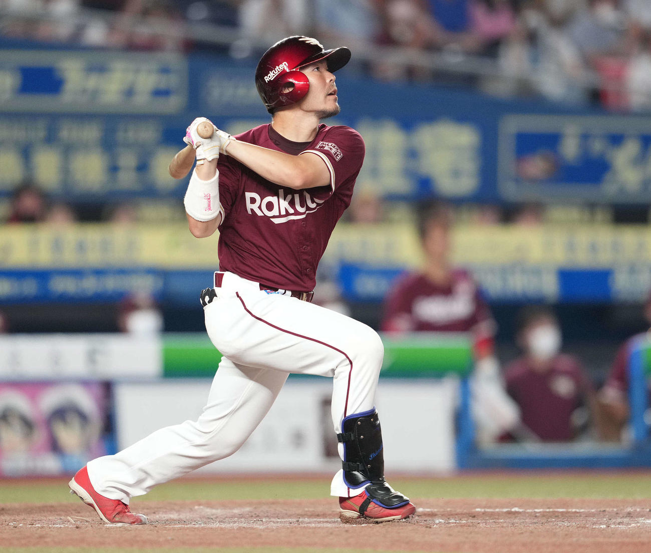 ロッテ対楽天　5回表楽天2死一、二塁、右中間に3点本塁打を放つ島内（撮影・鈴木みどり）