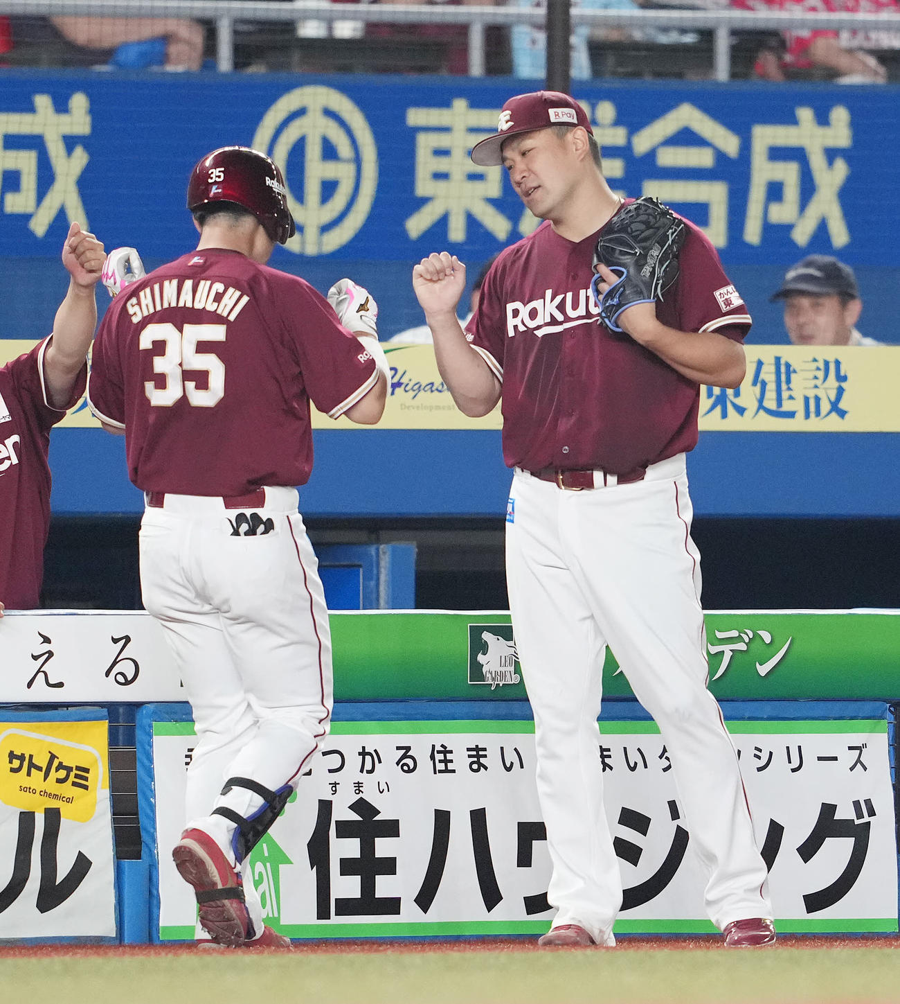 ロッテ対楽天　5回表楽天2死一、二塁、右中間に3点本塁打を放った島内（左）を迎える田中将（撮影・鈴木みどり）