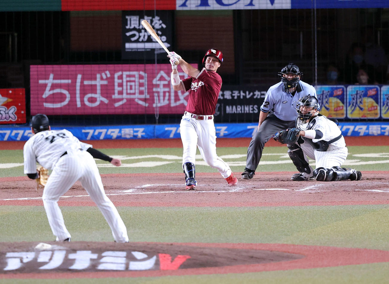 ロッテ対楽天　7回表楽天1死、島内は右越えソロ本塁打を放つ。投手東條（撮影・浅見桂子）