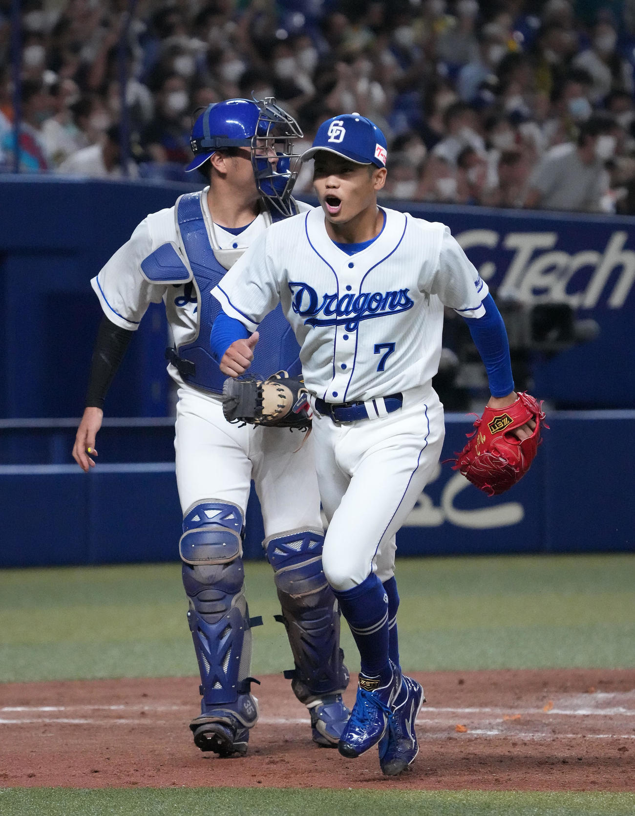 中日対阪神　5回表阪神2死一、二塁、近本を三ゴロに仕留め雄たけびを上げる根尾（右）（撮影・森本幸一）