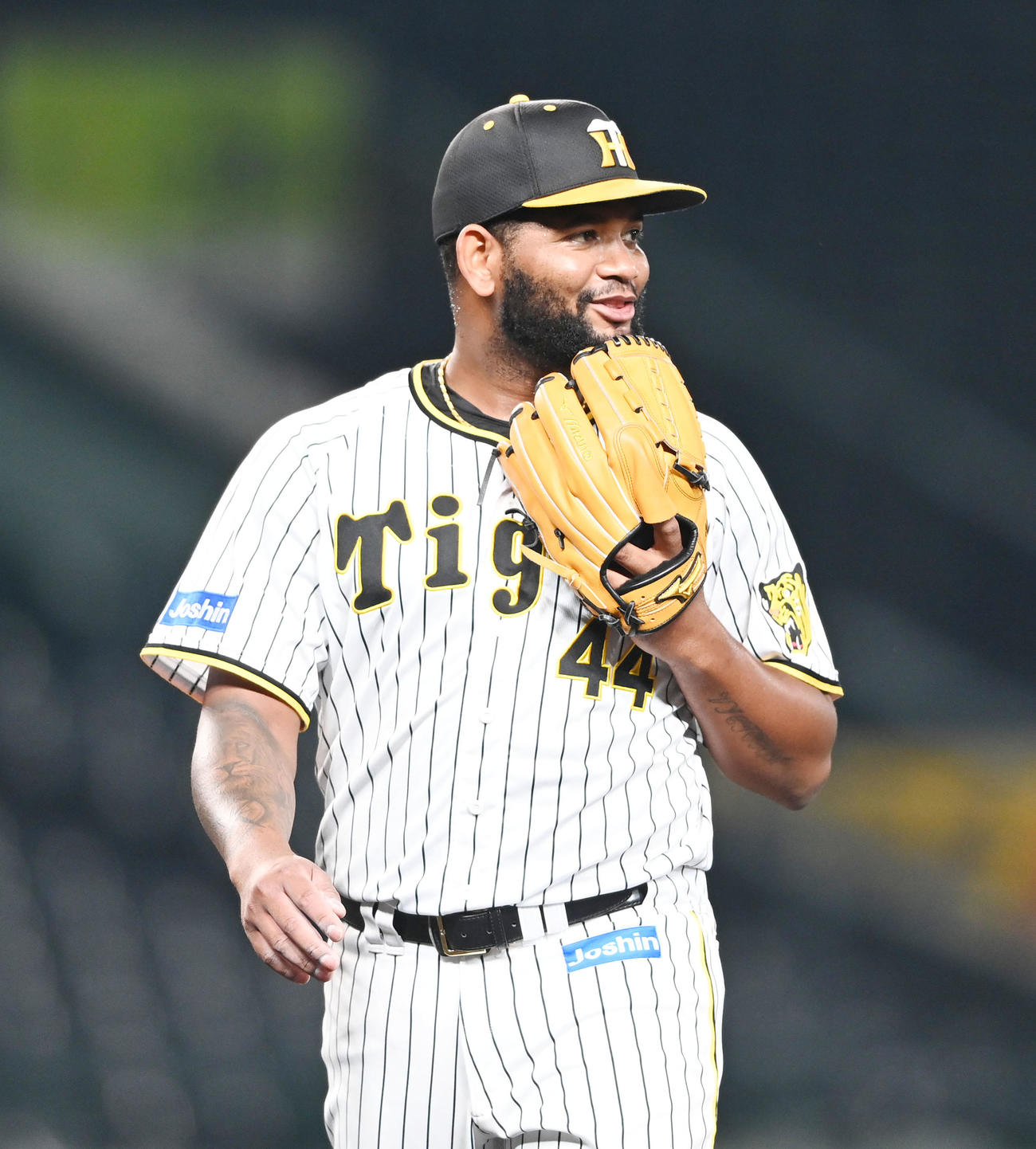 阪神対オリックス　6回、無死満塁のピンチを切り抜け笑顔でベンチに戻る阪神2番手のアルカンタラ（撮影・前岡正明）