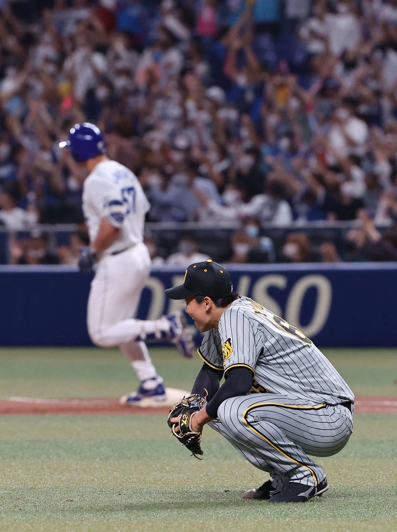 中日対阪神　8回裏中日2死二塁、湯浅（右）はA・マルティネスに勝ち越し2点本塁打を浴びる（撮影・上田博志）