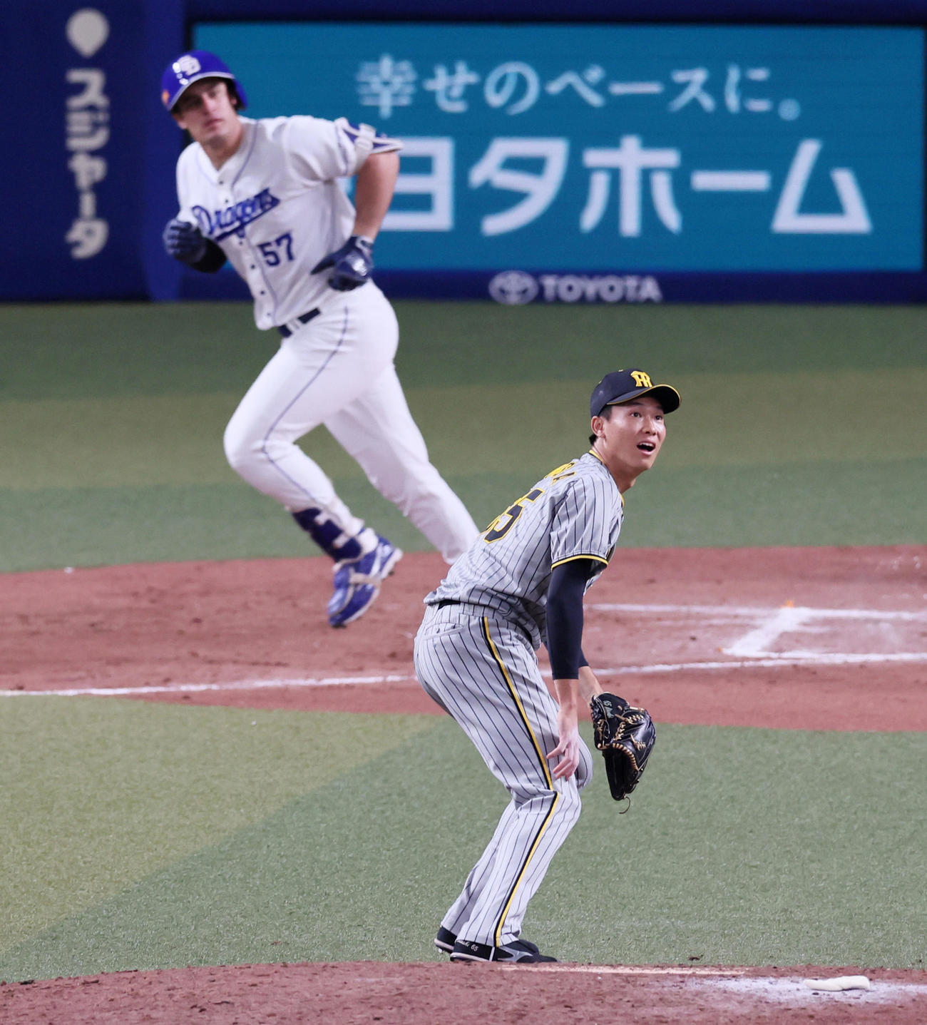 中日対阪神　8回裏中日2死二塁、湯浅はA・マルティネスに左越え勝ち越し2点本塁打を浴びる（撮影・加藤哉）