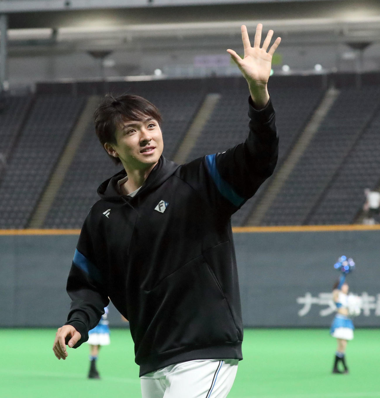 日本ハム対オリックス　試合終了後、スタンド応援席のファンに手を振りながら引き揚げる日本ハム上沢（撮影・佐藤翔太）