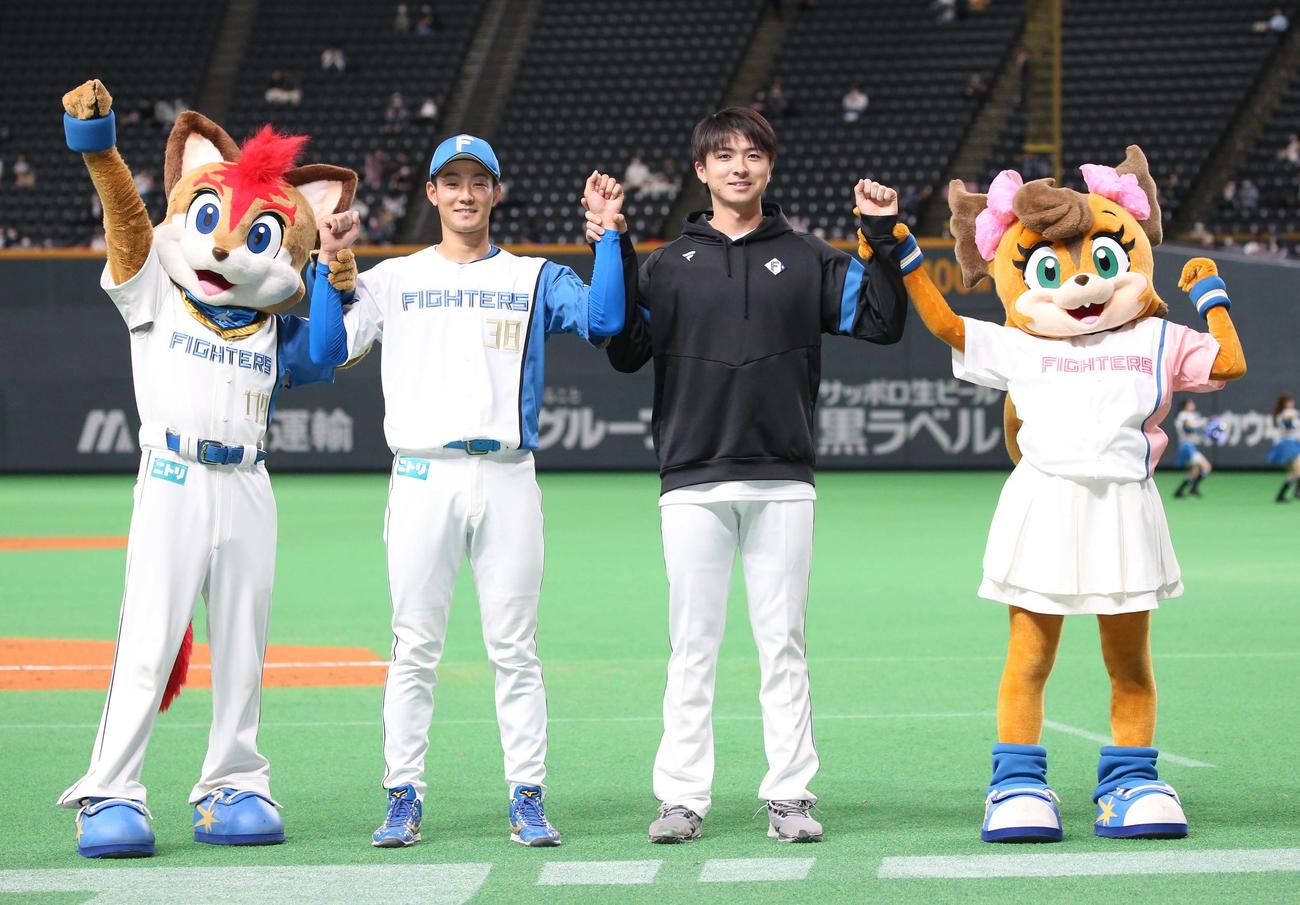 日本ハム対オリックス　試合後、笑顔の石井（左）と上沢（撮影・黒川智章）
