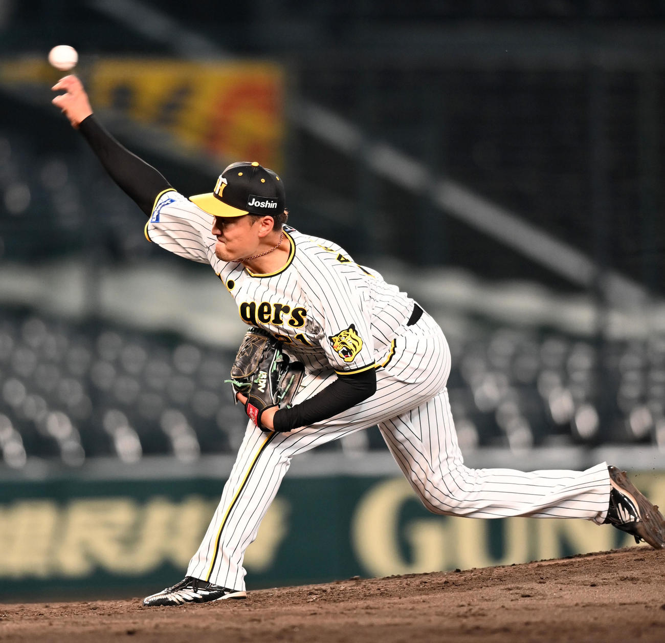 阪神対オリックス　阪神先発の秋山（撮影・前岡正明）