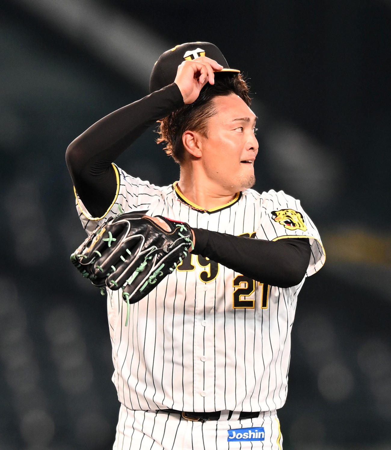 阪神対オリックス　5回、オリックスの1点を返され厳しい表情でベンチに戻る阪神先発の秋山（撮影・前岡正明）