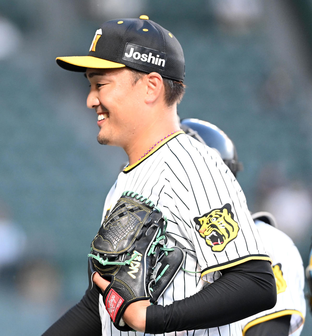 阪神対オリックス　4回、笑顔でベンチに戻る秋山（撮影・前岡正明）