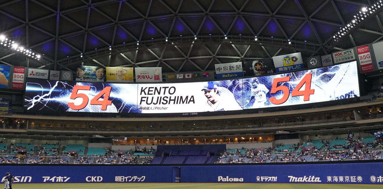 中日対阪神　大野雄大に代わって先発投手藤嶋健人がビジョンに映し出された（撮影・森本幸一）