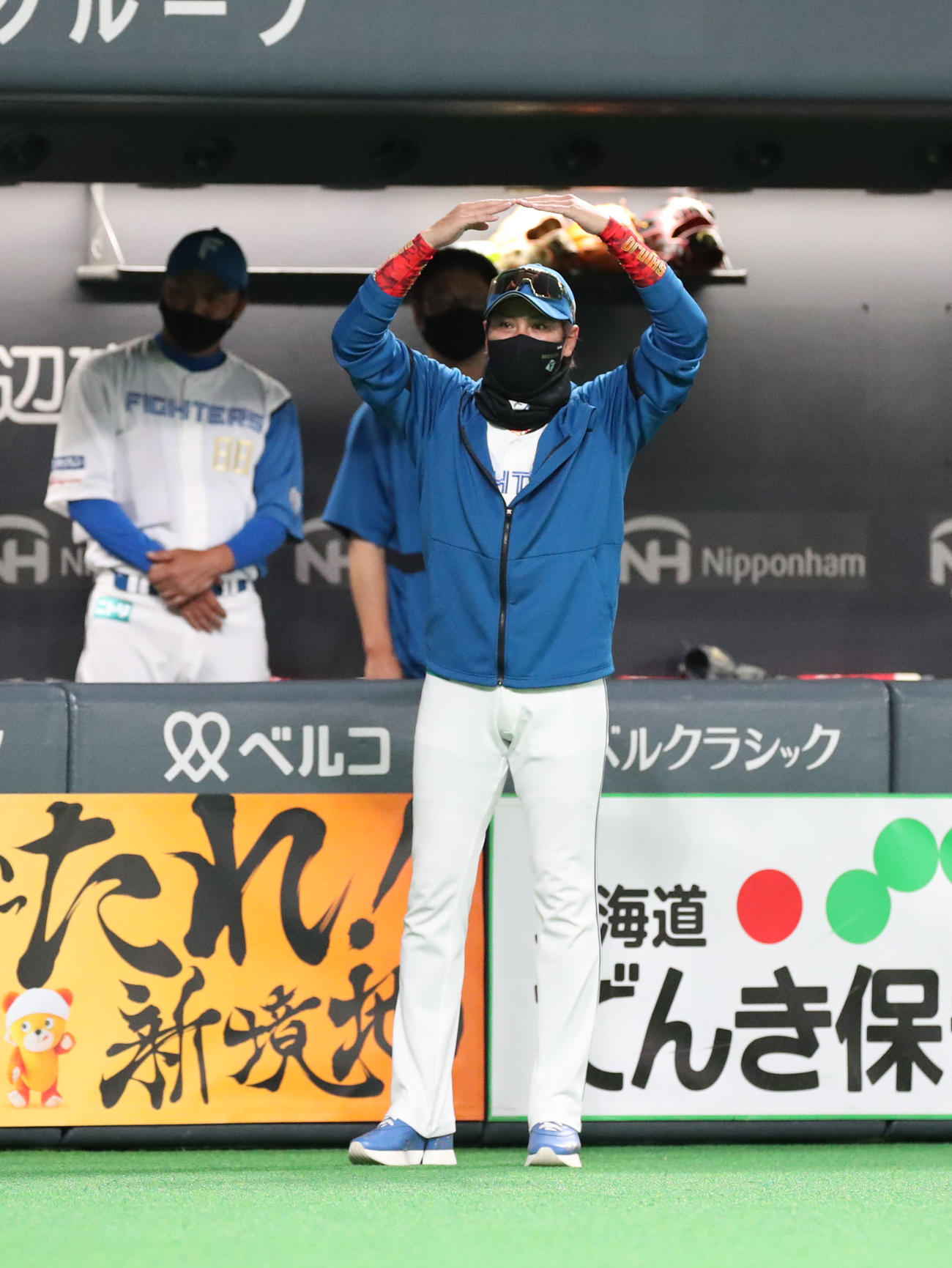 日本ハム対オリックス　オリックス福田を心配する日本ハム新庄監督（撮影・佐藤翔太）