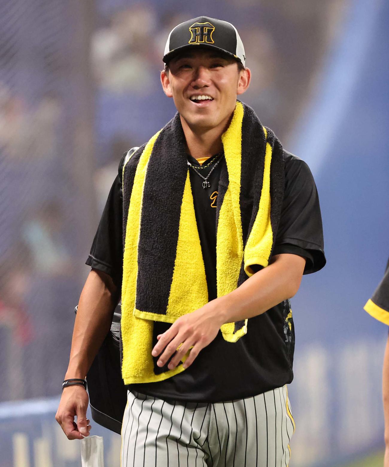 DeNA対阪神　練習を終えた伊藤将笑顔で引き揚げる（撮影・上田博志）