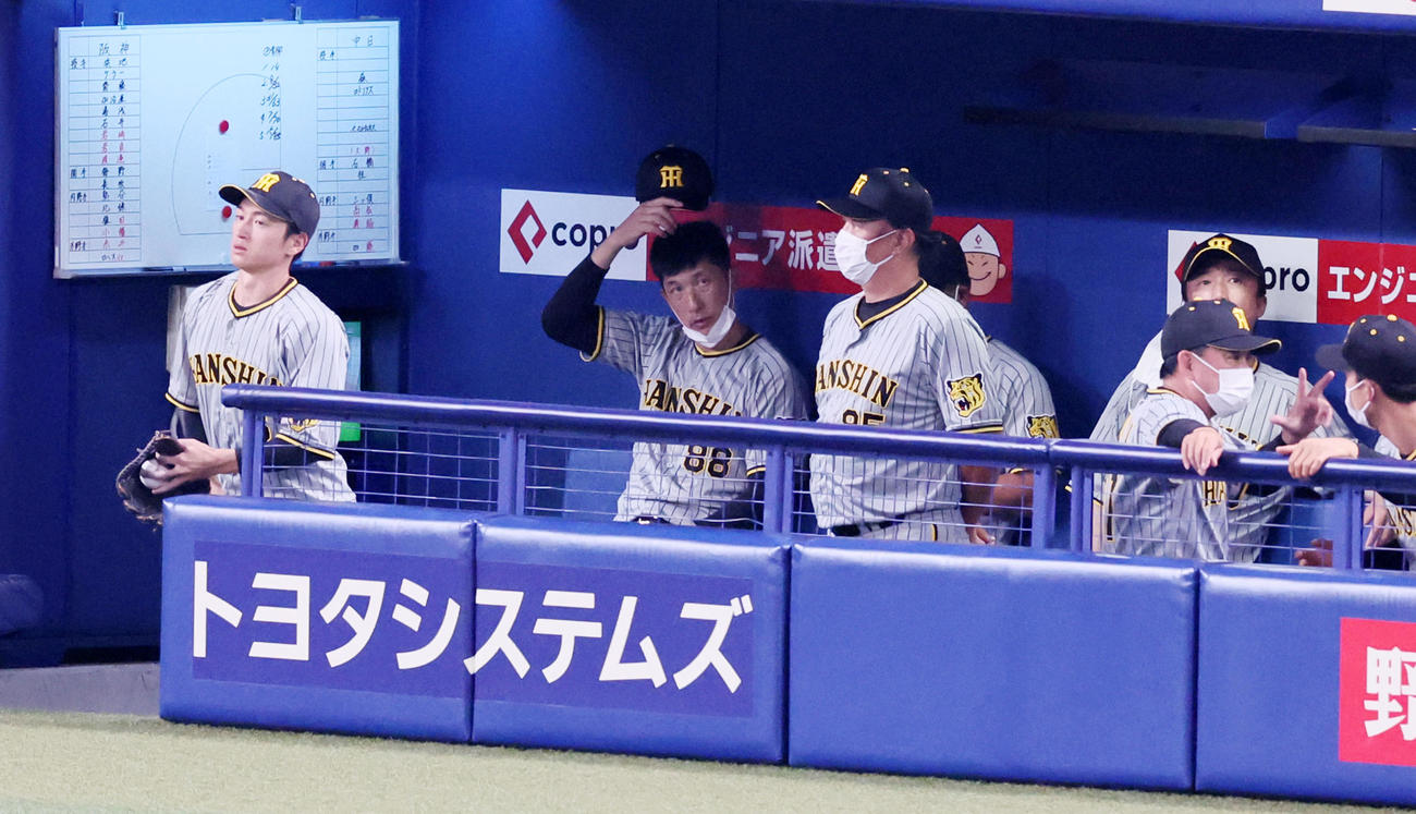 中日対阪神　6回表を終え厳しい表情の矢野監督（撮影・加藤哉）