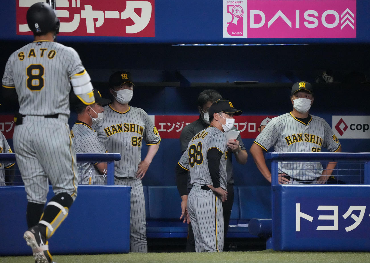 中日対阪神　試合終了、ベンチを後にする矢野監督（中央）（撮影・森本幸一）