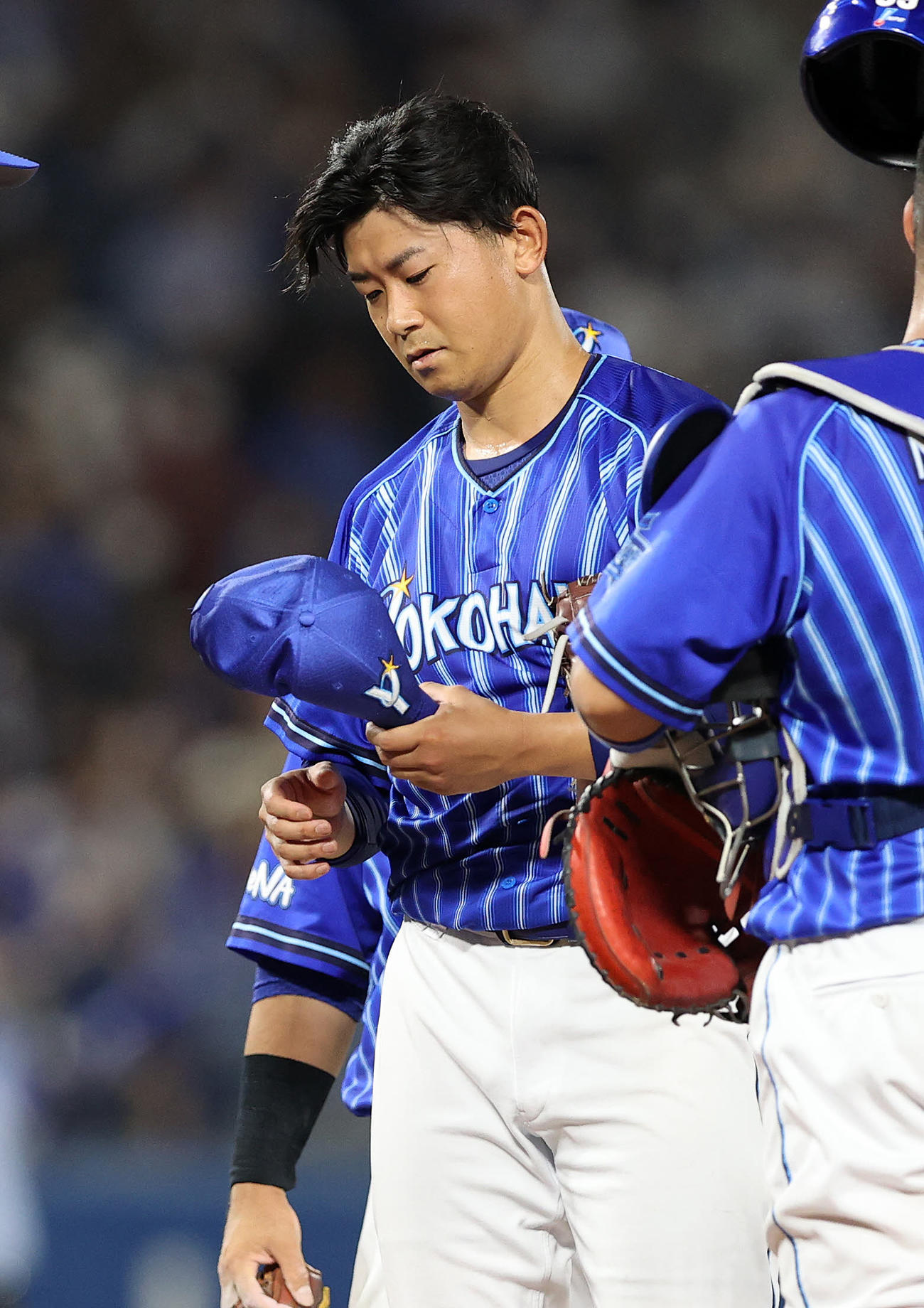 ヤクルト対DeNA 7回裏、降板するDeNA今永（撮影・鈴木正人）