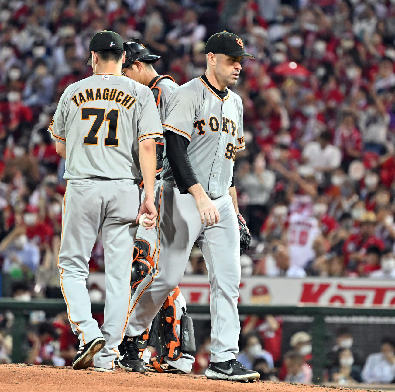 広島対巨人　5回裏、5失点でマウンドを降りる巨人の先発シューメーカー（撮影・たえ見朱実）