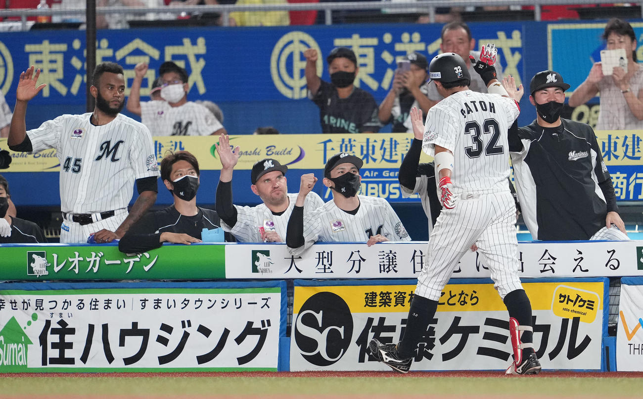 ロッテ対楽天　8回裏ロッテ無死、右越えソロ本塁打を放った佐藤都（右から2人目）を迎える佐々木朗（同3人目）（撮影・鈴木みどり）