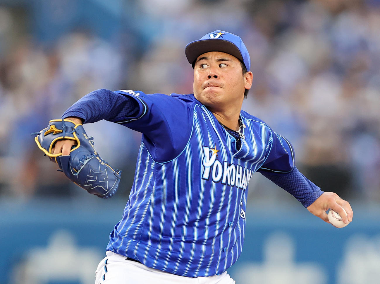 ヤクルト対DeNA　力投するDeNA先発の浜口（撮影・鈴木正人）