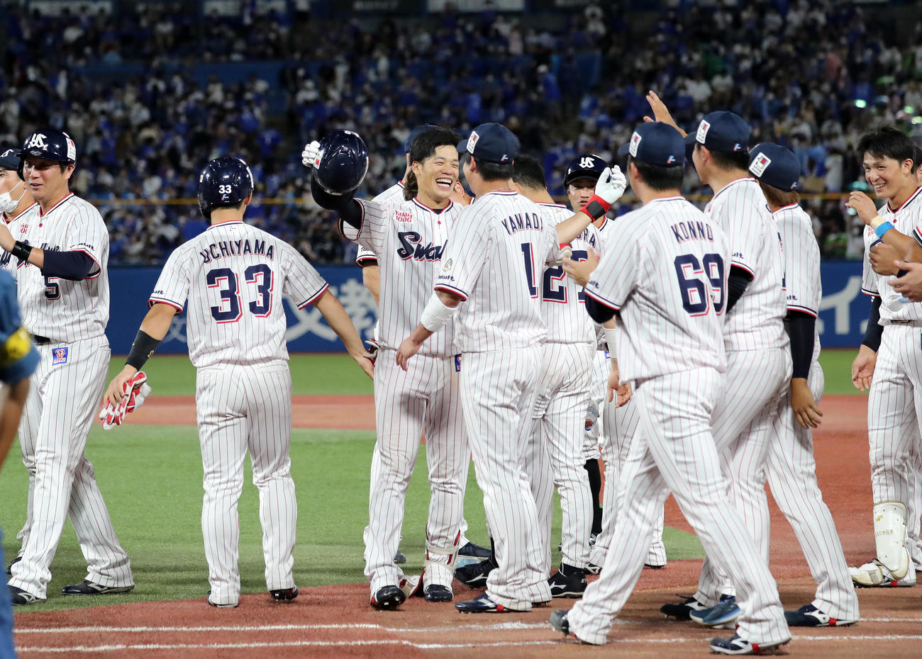 ヤクルト対DeNA 10回裏ヤクルト1死満塁、サヨナラ打の塩見（中央）は仲間からの祝福に笑顔を見せる（撮影・鈴木正人）