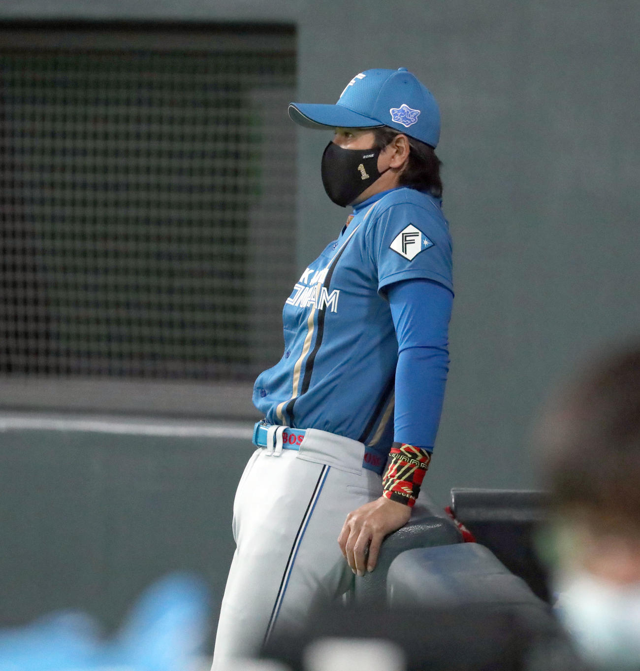 日本ハム対西武　グラウンドを見つめる新庄監督（撮影・佐藤翔太）