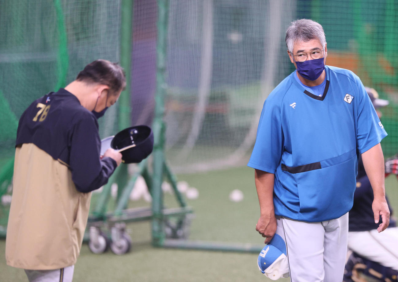 オリックス対日本ハム　試合前、オリックス中嶋監督（左）にあいさつする日本ハム木田監督代行（撮影・上山淳一）