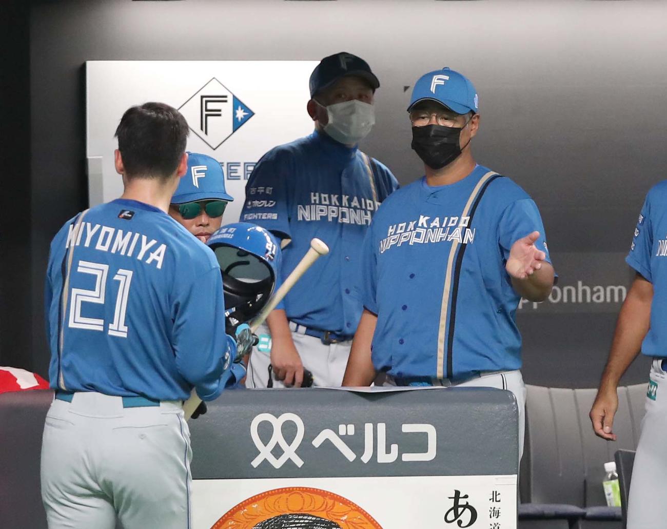 日本ハム対ロッテ　1回裏、生還した清宮を出迎える木田監督代行（撮影・黒川智章）