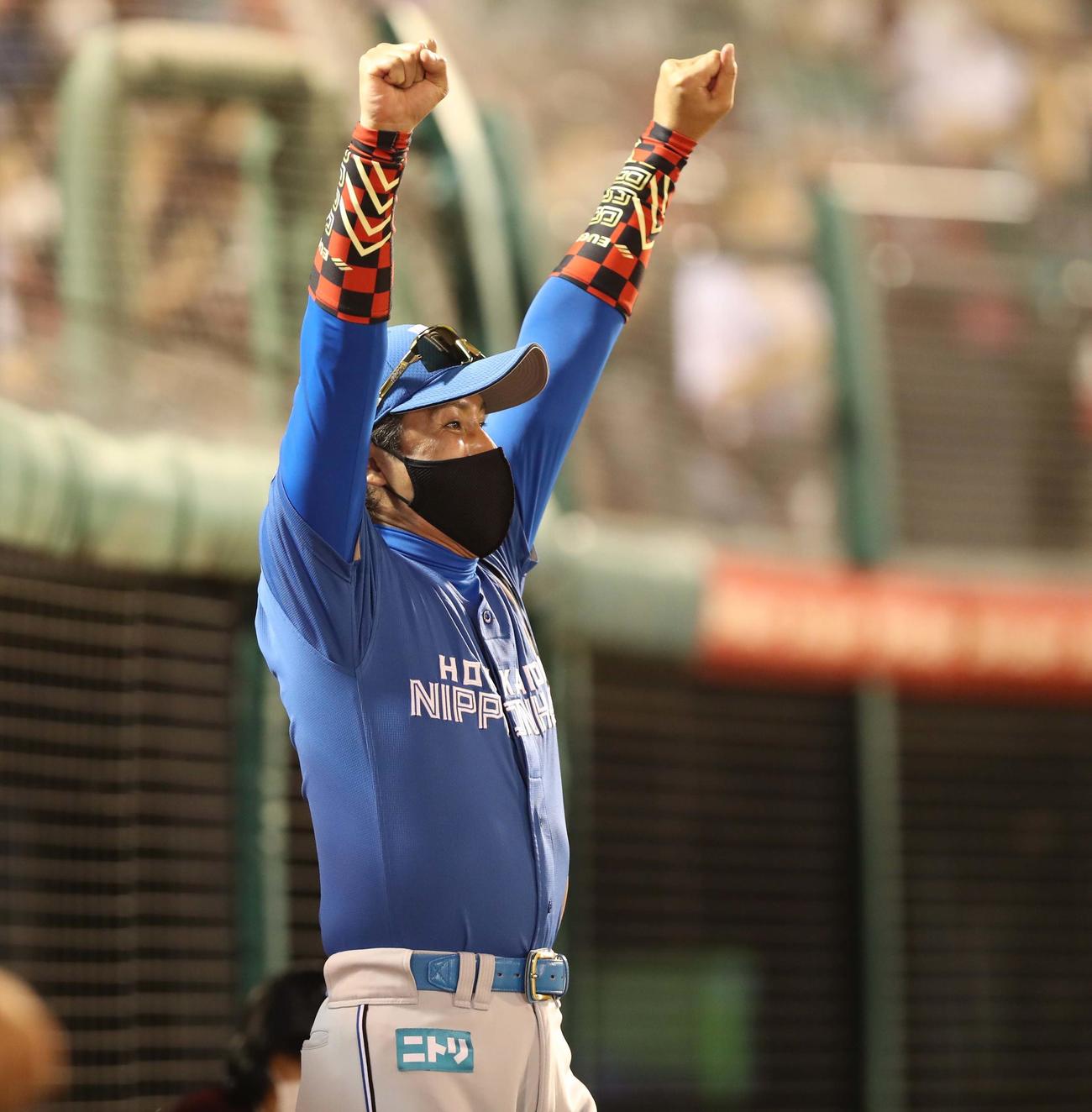 楽天対日本ハム　9回裏、勝利の瞬間ガッツポーズの新庄監督（撮影・黒川智章）