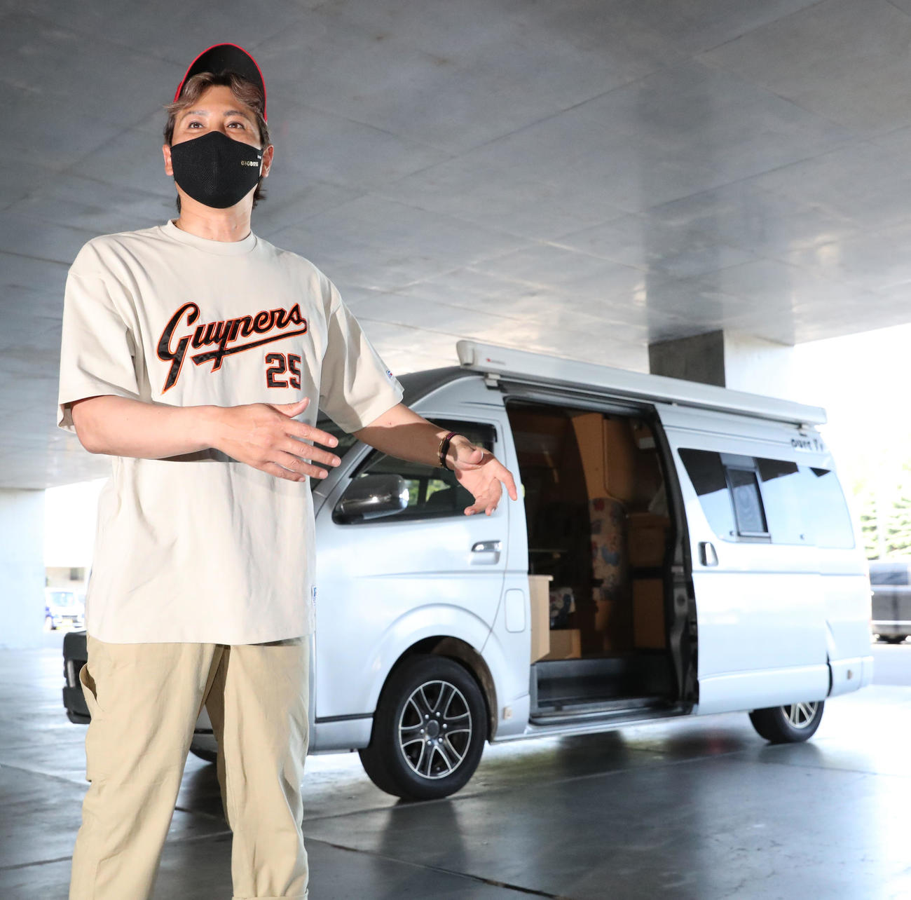 日本ハム対オリックス　キャンピングカーで球場入りする日本ハム新庄剛志監督（撮影・佐藤翔太）