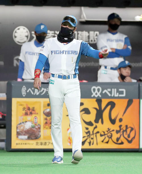 日本ハム対オリックス　選手交代を告げる日本ハム新庄監督（撮影・佐藤翔太）