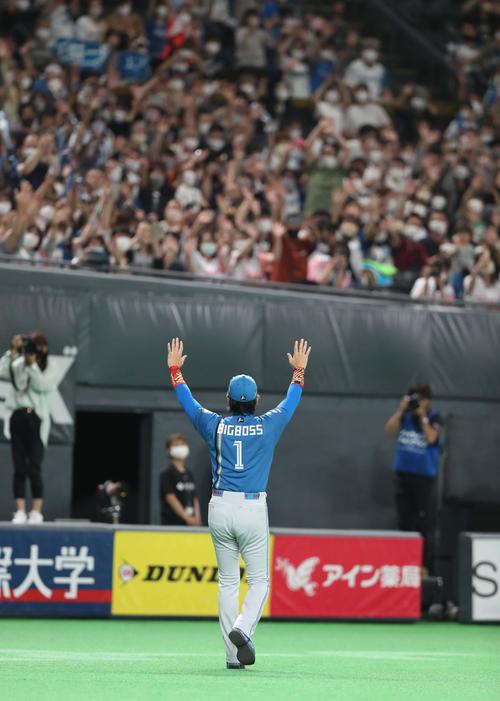 日本ハム対西武　7連勝しスタンドに向かってポーズをとる新庄監督（撮影・黒川智章）