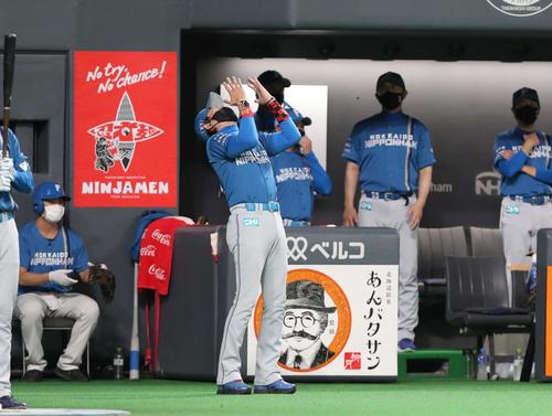 日本ハム対西武　9回裏日本ハム2死満塁、野村が右飛となり思わずのけぞる新庄監督（撮影・黒川智章）