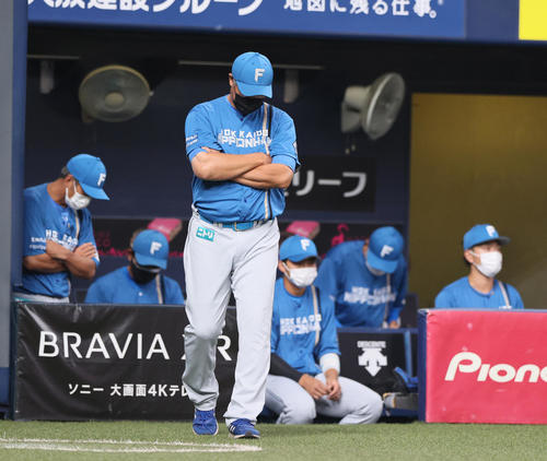 オリックス対日本ハム　6回裏オリックス1死二、三塁、木田優夫監督代行はポンセの交代でグラウンドへ出る（撮影・上山淳一）