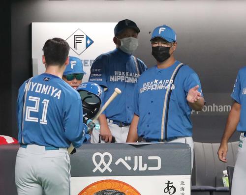 日本ハム対ロッテ　1回裏、生還した清宮を出迎える木田監督代行（撮影・黒川智章）